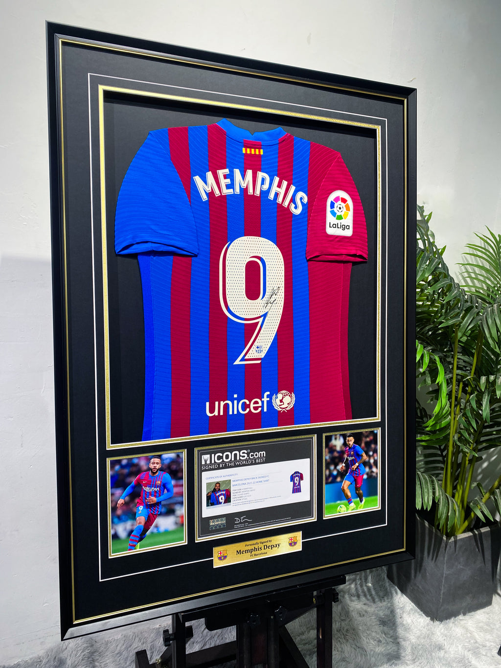 Memphis Depay Barcelona #9 Jersey Framed