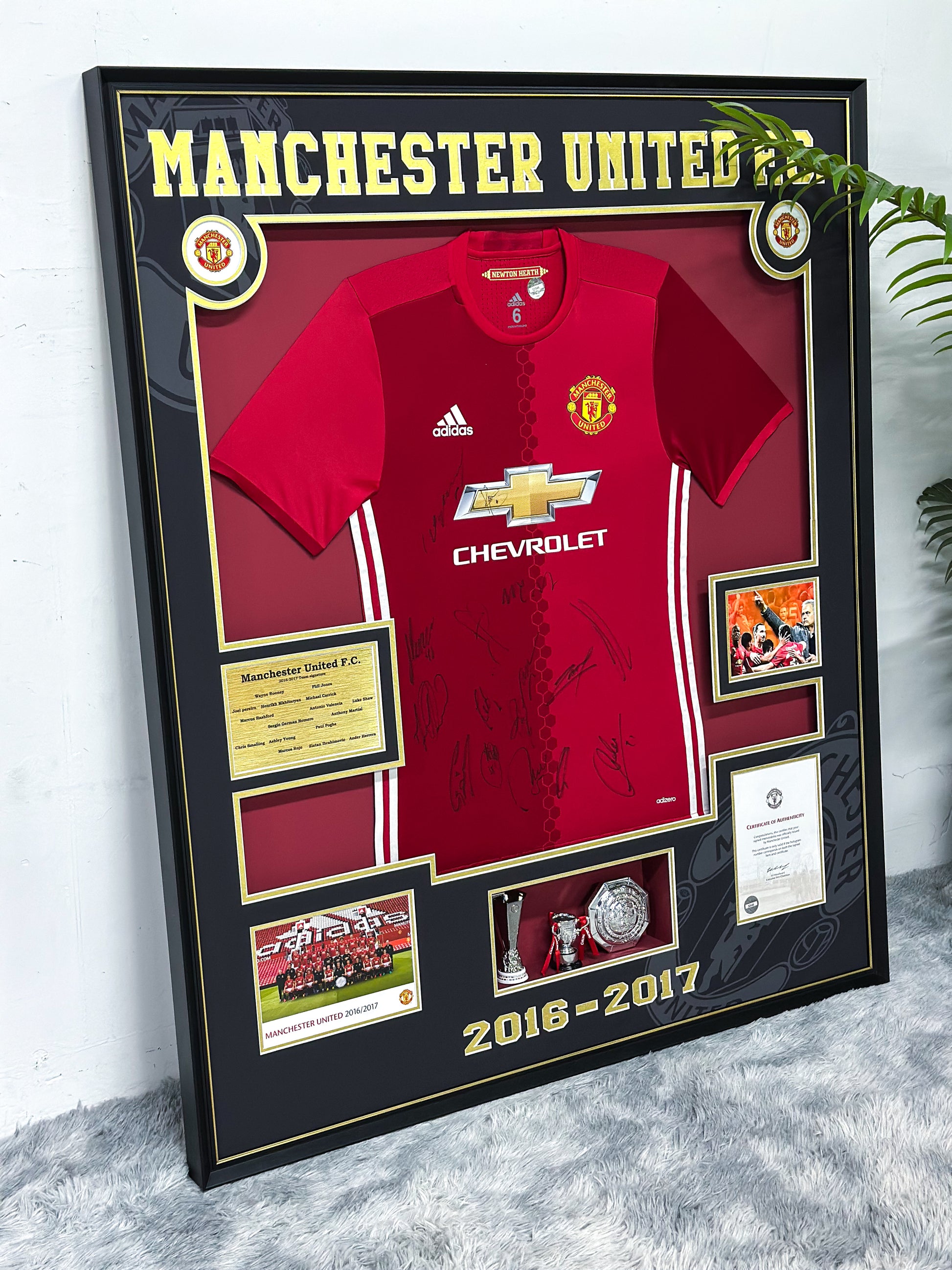 Manchester United Team Signed Framed Jersey