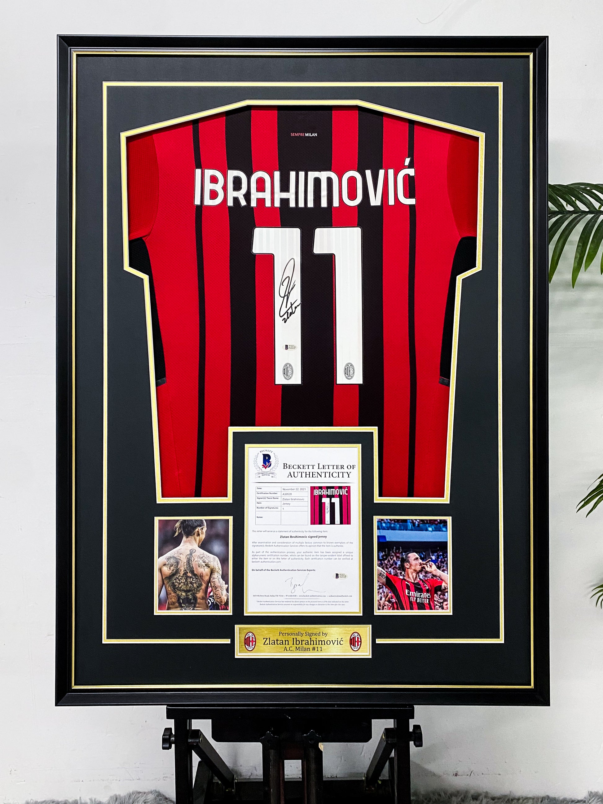 Zlatan Ibrahimović AC Milan No.11 Jersey Collectible Display