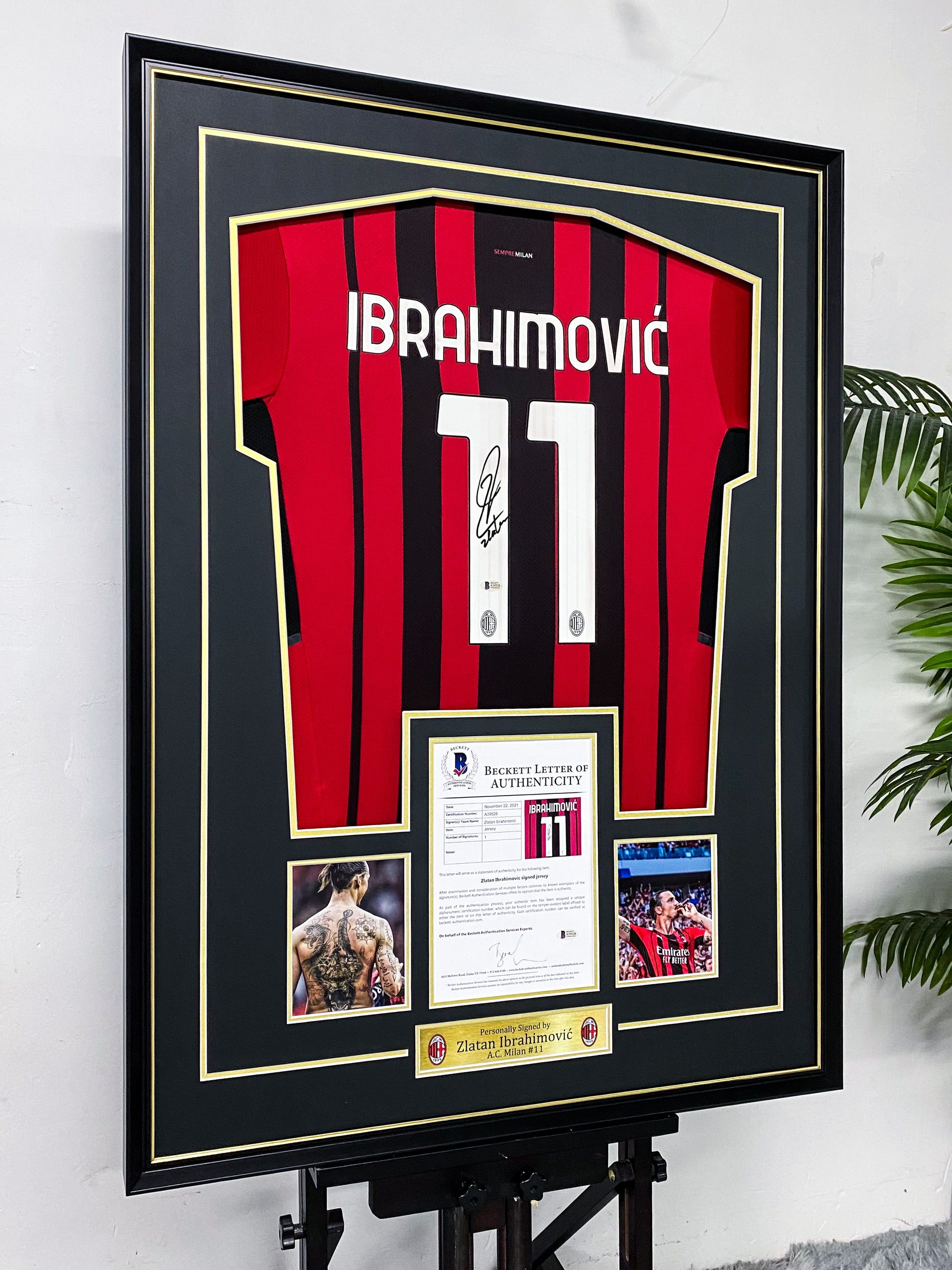 Zlatan Ibrahimović AC Milan No.11 Jersey Collectible Display
