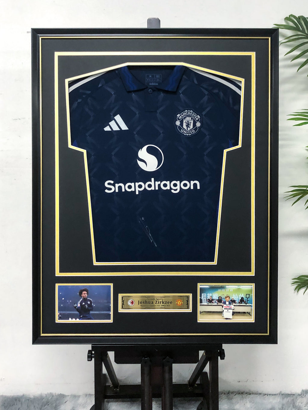 Joshua Zirkzee Manchester United Autographed Jersey Framed