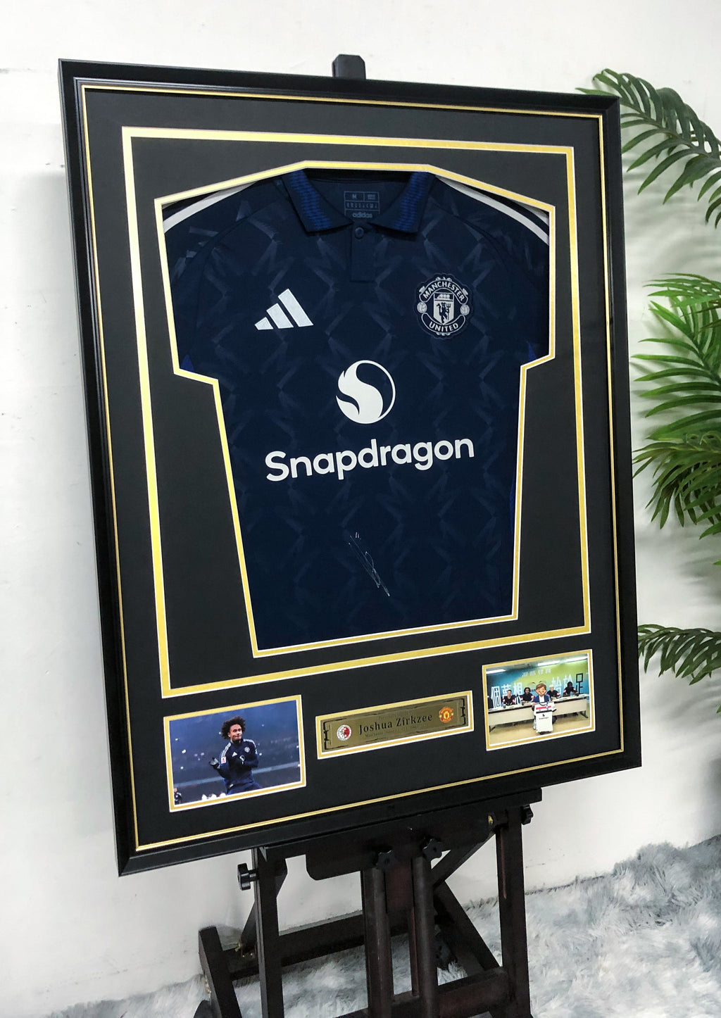 Joshua Zirkzee Manchester United Autographed Jersey Framed