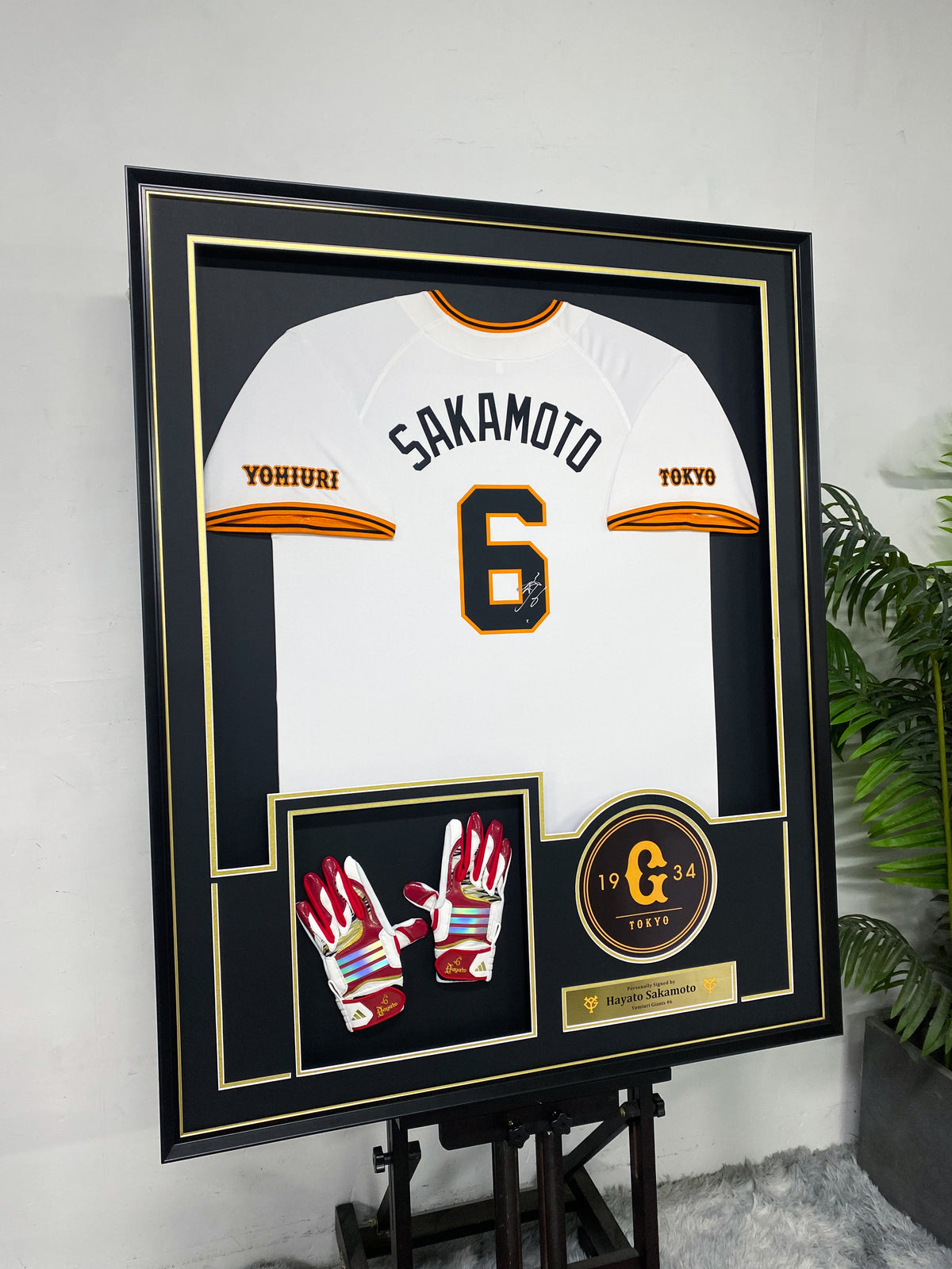 Hayato Sakamoto Yomiuri Giants #6 Autographed Jersey & Game Batting Gloves Framing