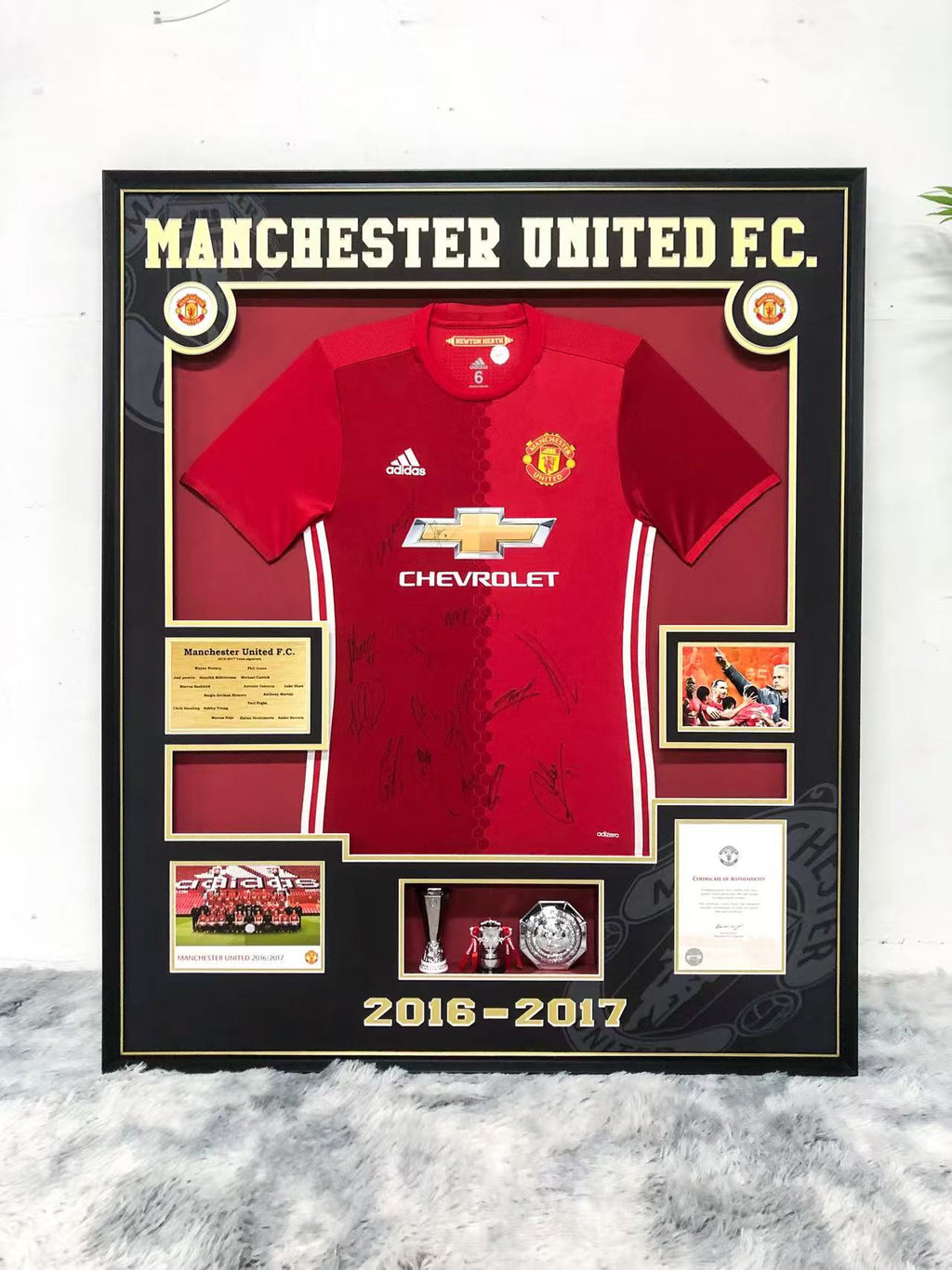 Manchester United Team Signed Framed Jersey