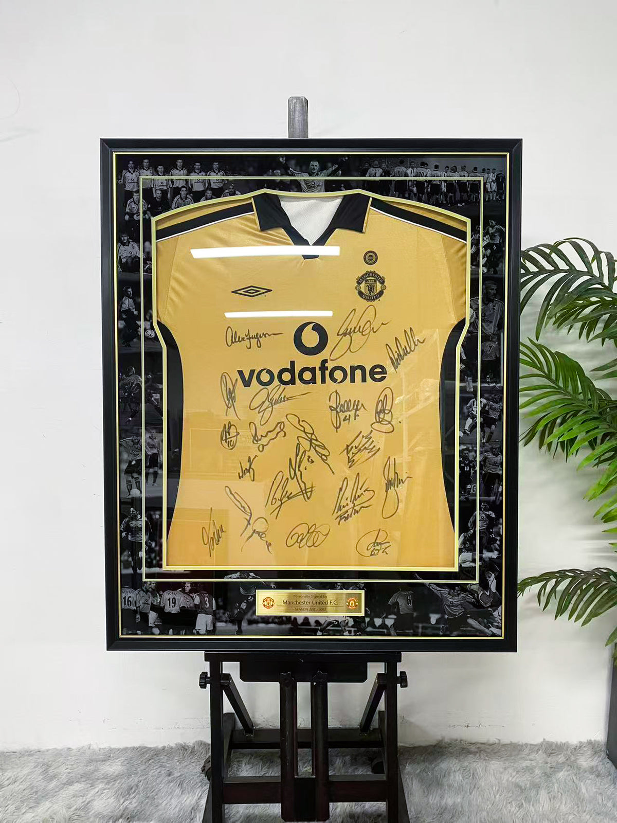Manchester United 2001-02 Squad Signed Yellow Away Jersey Display Frame