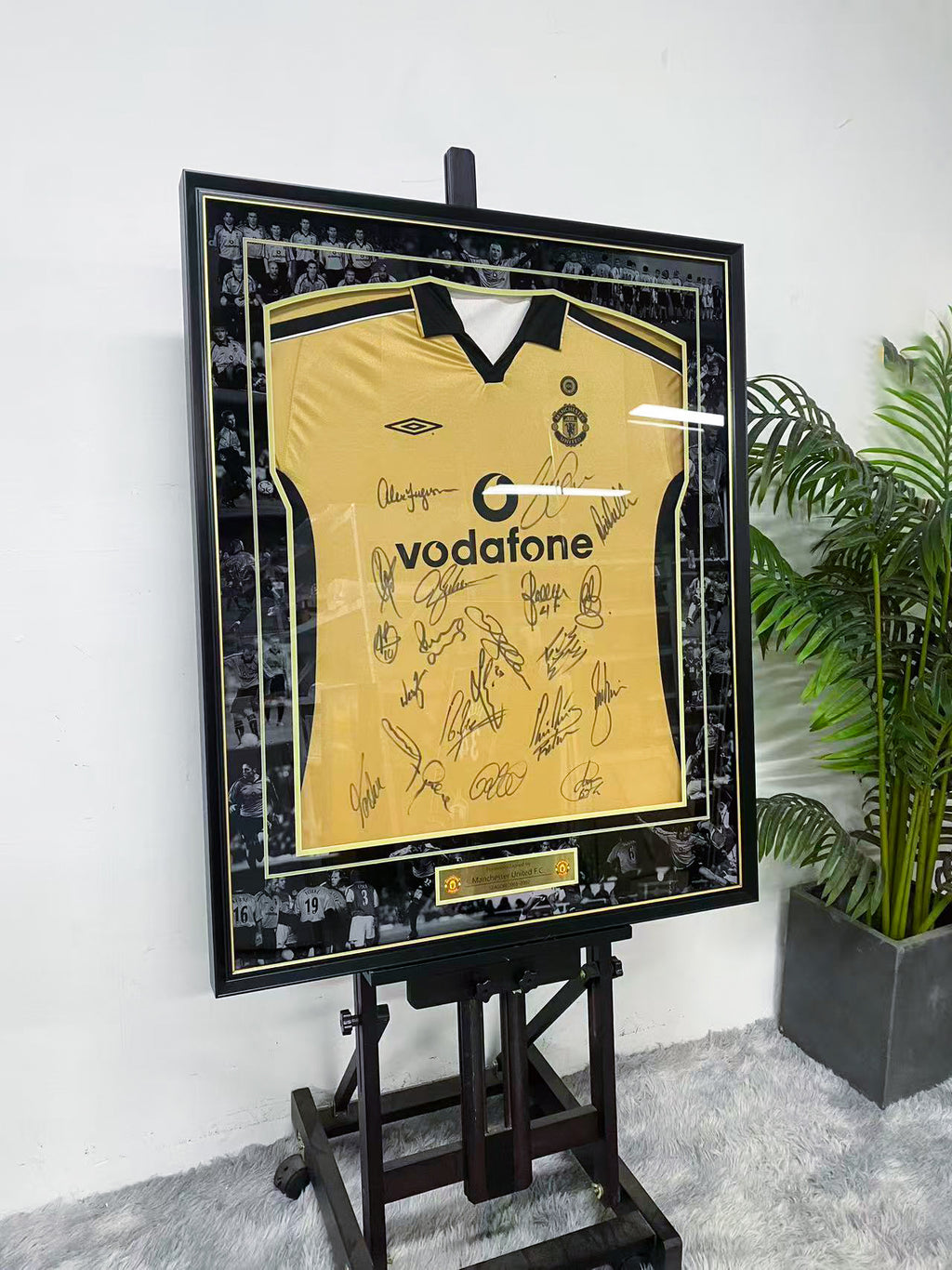 Manchester United 2001-02 Squad Signed Yellow Away Jersey Display Frame