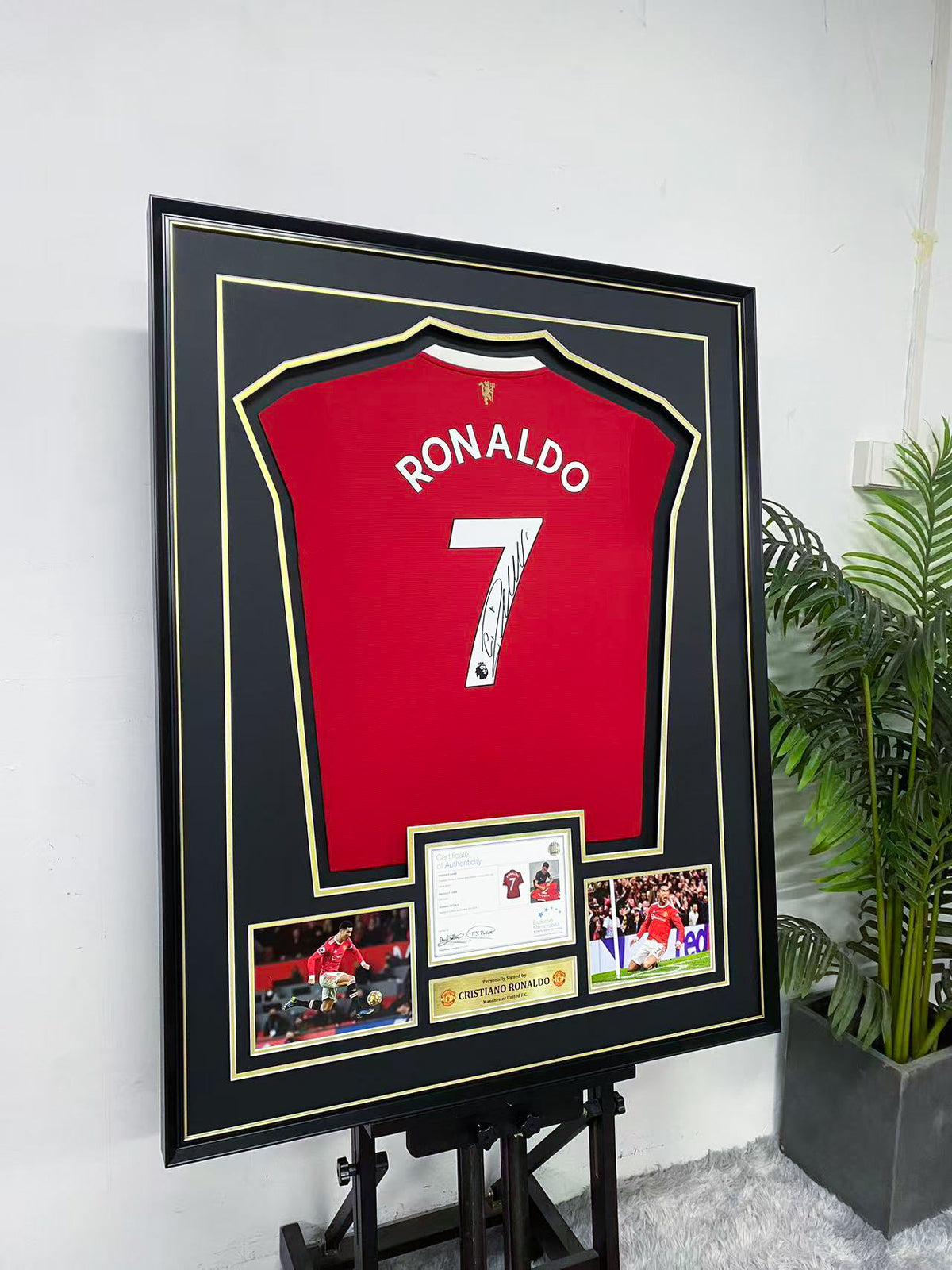 Cristiano Ronaldo Manchester United 7 Signed Home Jersey Display Frame