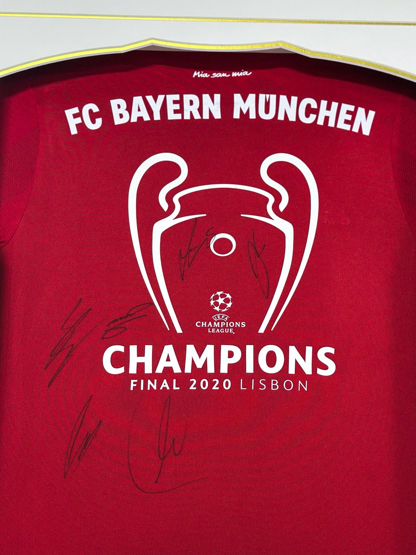Thomas Müller Bayern Munich Autographed Jersey Custom Framed