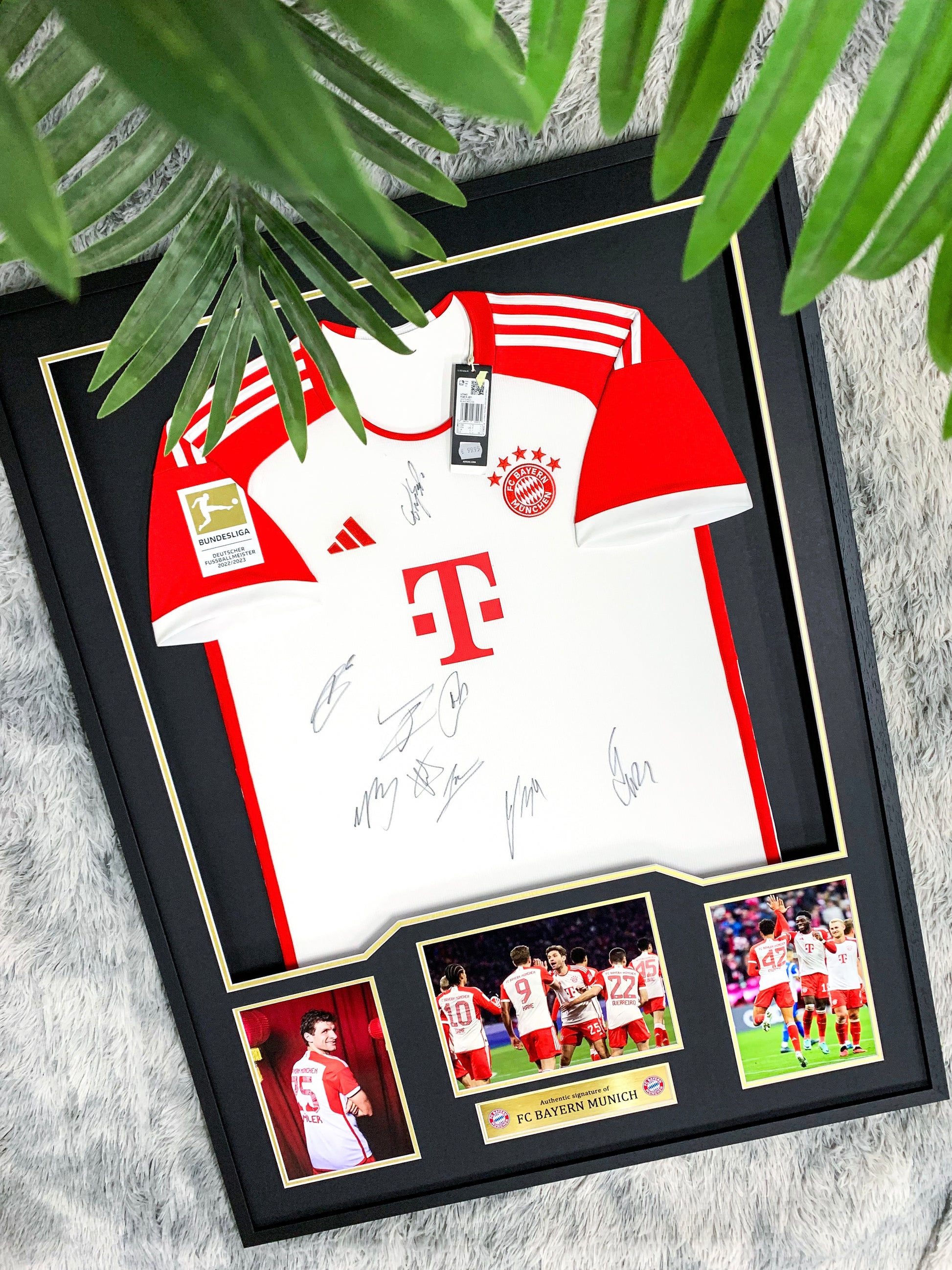 Thomas Müller Bayern Munich Autographed Custom Framed Jersey